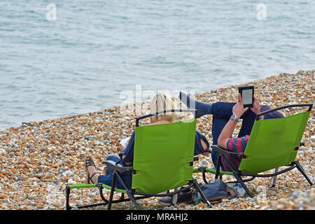 Lyme Regis, Großbritannien, 26. Mai 2018. UK Wetter. Hunderte von Menschen in Lyme Regis in Dorset gesehen am Strand und im Meer an einem sehr heißen und feuchten Samstag das Feiertagswochenende im Mai 2018. Robert Timoney/Alamy/Live/Aktuelles Stockfoto