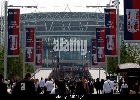 London, Großbritannien. 26 Mai, 2018. Fulham, London, UK, 26. Mai 2018. Eine allgemeine Ansicht von außen Wembley Stadium vor Kick off. EFL Skybet Meisterschaft Play off Finale, Aston Villa v Fulham im Wembley Stadion in London am Samstag, den 26. Mai 2018. Dieses Bild dürfen nur für redaktionelle Zwecke verwendet werden. Nur die redaktionelle Nutzung, eine Lizenz für die gewerbliche Nutzung erforderlich. Keine Verwendung in Wetten, Spiele oder einer einzelnen Verein/Liga/player Publikationen. pic von Steffan Bowen/Andrew Orchard sport Fotografie/Alamy Live news Credit: Andrew Orchard sport Fotografie/Alamy leben Nachrichten Stockfoto