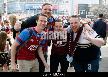 London, Großbritannien. 26 Mai, 2018. Fulham, London, UK, 26. Mai 2018. Eine Gruppe von Aston Villa fans Stellen außerhalb Wembley Stadion. EFL Skybet Meisterschaft Play off Finale, Aston Villa v Fulham im Wembley Stadion in London am Samstag, den 26. Mai 2018. Dieses Bild dürfen nur für redaktionelle Zwecke verwendet werden. Nur die redaktionelle Nutzung, eine Lizenz für die gewerbliche Nutzung erforderlich. Keine Verwendung in Wetten, Spiele oder einer einzelnen Verein/Liga/player Publikationen. pic von Steffan Bowen/Andrew Orchard sport Fotografie/Alamy Live news Credit: Andrew Orchard sport Fotografie/Alamy leben Nachrichten Stockfoto