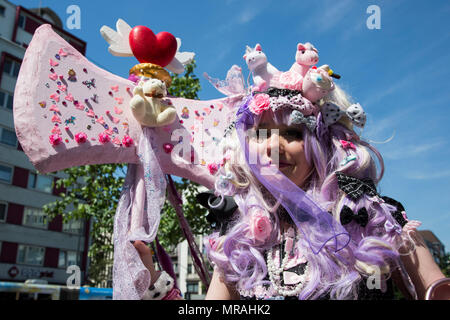 Düsseldorf, Deutschland. 26. Mai 2018. Ein Cosplay und Manga Fan posiert im Kostüm. Die jährlichen Japan Tag (japan-tag) Festival deutsch-japanische Freundschaft findet in Düsseldorf. Die Kultur und Lifestyle Event lockt Hunderttausende von Besuchern jedes Jahr. Foto: 51 North/Alamy leben Nachrichten Stockfoto