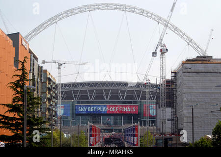 London, Großbritannien. 26 Mai, 2018. Fulham, London, UK, 26. Mai 2018. Allgemeine Ansicht von Fans ihren Weg zum Wembley Stadion. EFL Skybet Meisterschaft Play off Finale, Aston Villa v Fulham im Wembley Stadion in London am Samstag, den 26. Mai 2018. Dieses Bild dürfen nur für redaktionelle Zwecke verwendet werden. Nur die redaktionelle Nutzung, eine Lizenz für die gewerbliche Nutzung erforderlich. Keine Verwendung in Wetten, Spiele oder einer einzelnen Verein/Liga/player Publikationen. pic von Steffan Bowen/Andrew Orchard sport Fotografie/Alamy Live news Credit: Andrew Orchard sport Fotografie/Alamy leben Nachrichten Stockfoto