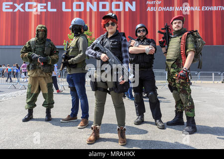 ExCel, London, 26. Mai 2018. Cosplayer Pose als Zeichen aus Rambo 6. Cosplayer, Comic, Superhelden und kostümierte Besucher kommen zusammen für MCM COMICON 2018 Am zweiten Tag, einem belebten Samstag, bei ExCel Exhibition Centre 25. bis 27. Mai läuft. Credit: Imageplotter Nachrichten und Sport/Alamy leben Nachrichten Stockfoto