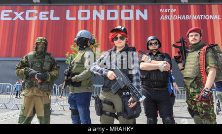 ExCel, London, 26. Mai 2018. Cosplayer Pose als Zeichen aus Rambo 6. Cosplayer, Comic, Superhelden und kostümierte Besucher kommen zusammen für MCM COMICON 2018 Am zweiten Tag, einem belebten Samstag, bei ExCel Exhibition Centre 25. bis 27. Mai läuft. Credit: Imageplotter Nachrichten und Sport/Alamy leben Nachrichten Stockfoto