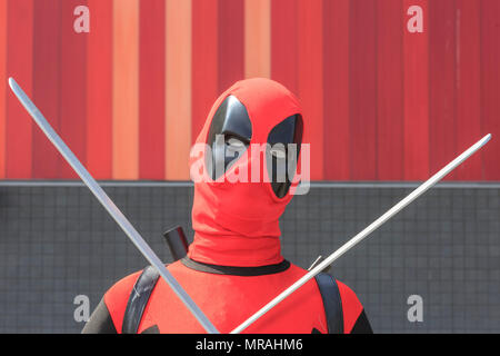 ExCel, London, 26. Mai 2018. Ein cosplayer als Deadpool. Cosplayer, Comic, Superhelden und kostümierte Besucher kommen zusammen für MCM COMICON 2018 Am zweiten Tag, einem belebten Samstag, bei ExCel Exhibition Centre 25. bis 27. Mai läuft. Credit: Imageplotter Nachrichten und Sport/Alamy leben Nachrichten Stockfoto