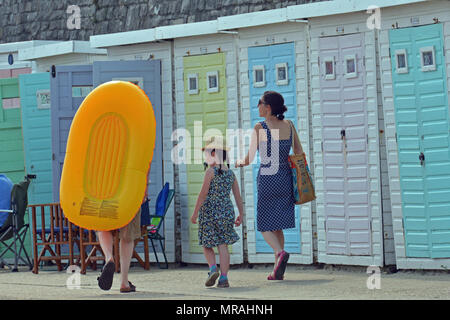 Lyme Regis, Großbritannien, 26. Mai 2018. UK Wetter. Hunderte von Menschen in Lyme Regis in Dorset gesehen am Strand und im Meer an einem sehr heißen und feuchten Samstag das Feiertagswochenende im Mai 2018. Robert Timoney/Alamy/Live/Aktuelles Stockfoto