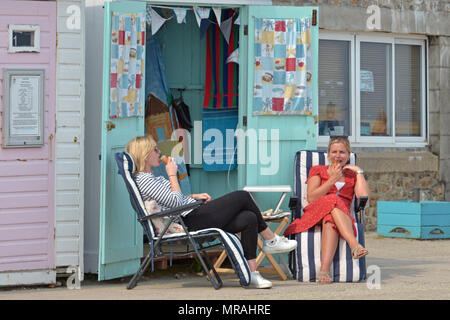 Lyme Regis, Großbritannien, 26. Mai 2018. UK Wetter. Hunderte von Menschen in Lyme Regis in Dorset gesehen am Strand und im Meer an einem sehr heißen und feuchten Samstag das Feiertagswochenende im Mai 2018. Robert Timoney/Alamy/Live/Aktuelles Stockfoto