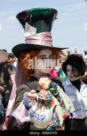 Düsseldorf, Deutschland. 26. Mai 2018. Ein Cosplay und Manga Fan stellt eine der Mad Hatter aus Alice im Wunderland. Die jährlichen Japan Tag (japan-tag) Festival deutsch-japanische Freundschaft findet in Düsseldorf. Die Kultur und Lifestyle Event lockt Hunderttausende von Besuchern jedes Jahr. Foto: 51 North/Alamy leben Nachrichten Stockfoto