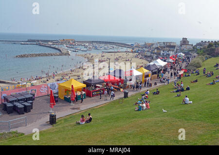 Lyme Regis, Großbritannien, 26. Mai 2018. UK Wetter. Hunderte von Menschen in Lyme Regis in Dorset gesehen am Strand und im Meer an einem sehr heißen und feuchten Samstag das Feiertagswochenende im Mai 2018. Robert Timoney/Alamy/Live/Aktuelles Stockfoto