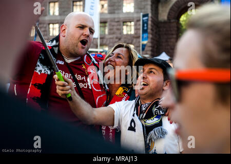 Kiew, Ukraine. 26 Mai, 2018. Internationaler Fußball-Fans singen und unter selfies in der Fanzone, die während der UEFA Final des FC Liverpool gegen Real Madrid Credit: Leo Chiu/Alamy leben Nachrichten Stockfoto