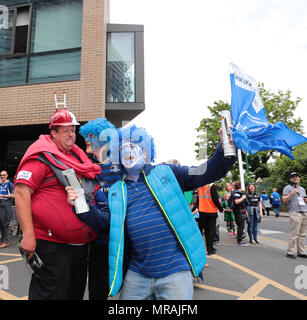 Aviva Stadium, Dublin, Irland. 26 Mai, 2018. Guinness Pro 14 rugby Finale, Leinster versus Scarlets; einige freundliche Geplänkel zwischen den Fans der Credit: Aktion plus Sport/Alamy leben Nachrichten Stockfoto