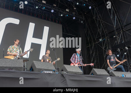 Belfast, UK, 26. Mai 2018. Unterton Bandmitglieder Damien O'Neill und Mickey Bradley joined Asche auf der Bühne des BBC 6 Music größte Wochenende in Belfast, Nordirland. 26. Mai 2018. Credit: Darron Mark/Alamy leben Nachrichten Stockfoto