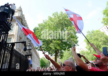 London, UK, 26. Mai 2018. Demonstranten erklimmen Tore von Downing strre Credit: Londonphotos/Alamy leben Nachrichten Stockfoto