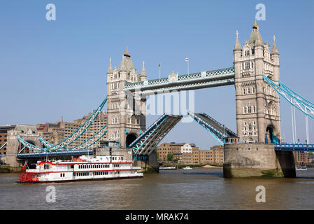 London, Großbritannien. 26. Mai 2018. Tower Bridge angehoben für Dixie Königin Paddlesteamer auf der Themse in London Quelle: Paul Brown/Alamy leben Nachrichten Stockfoto