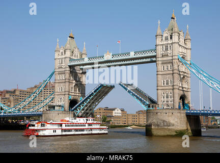 London, Großbritannien. 26. Mai 2018. Tower Bridge angehoben für Dixie Königin Paddlesteamer auf der Themse in London Quelle: Paul Brown/Alamy leben Nachrichten Stockfoto