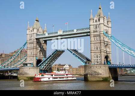 London, Großbritannien. 26. Mai 2018. Tower Bridge angehoben für Dixie Königin Paddlesteamer auf der Themse in London Quelle: Paul Brown/Alamy leben Nachrichten Stockfoto