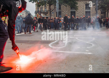 Paris, Frankreich, 26. Mai 2018: 'Marée Populaire" Demonstranten in die Bastille Viertel von Paris ihre Wut gegen die Regierung Frankreichs Präsident des Makro zum Ausdruck, unter anderem. Der Slogan "die Straße gehört uns". Einige extremistische Demonstranten als "Pattern Breakers", da Sie vandalize Eigenschaft, werfen Steine und mit der Bereitschaftspolizei Credit Kampf: Alexandre Rotenberg/Alamy Leben Nachrichten bekannt Stockfoto