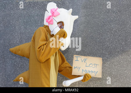 ExCel, London, 26. Mai 2018. Cubone von Pokemon ist auf der Suche nach seiner Mami! Cosplayer, Comic, Superhelden und kostümierte Besucher kommen zusammen für MCM COMICON 2018 Am zweiten Tag, einem belebten Samstag, bei ExCel Exhibition Centre 25. bis 27. Mai läuft. Credit: Imageplotter Nachrichten und Sport/Alamy leben Nachrichten Stockfoto