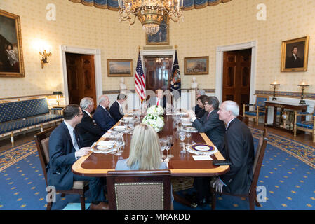 WASHINGTON, DC - IN DER WOCHE VOM 21. MAI: Präsident Donald J. Trumpf hosts ein Abendessen mit die Gouverneure der Grenzsicherheit und sichere Gemeinden zu besprechen, im Blauen Zimmer im Weißen Haus, Montag, 21. Mai 2018 in Washington, D.C. Er Präsident Trump und Mitgliedern seines Kabinetts zum Abendessen, Gouverneur Asa Hutchinson, R-AR; reg. Doug Ducey, R-AZ; reg. Phil Bryant, R-MS; reg. Susana Martinez, R - NM- und reg. Henry McMaster, R-SC Personen: Präsident Donald Trump Stockfoto