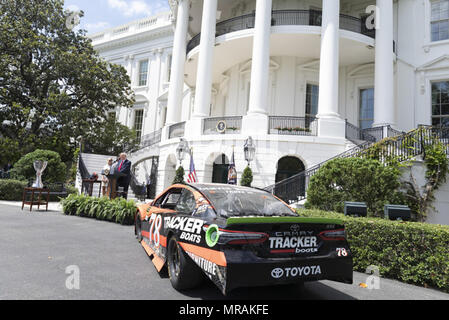 WASHINGTON, DC - IN DER WOCHE VOM 21. MAI: Präsident Donald J. Trumpf begrüßt NASCAR Cup 2017 Serie Meister Martin Truex jr. und sein Team auf das Weiße Haus, Montag, 21. Mai 2018 in Washington, D.C. Personen: Präsident Donald Trump Stockfoto