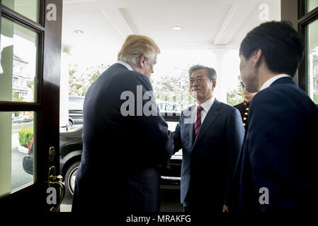 WASHINGTON, DC - IN DER WOCHE VOM 21. MAI: Präsident Donald J. Trumpf nimmt Abschied von südkoreanischen Präsidenten Moon Jae-in im West Wing Lobby Eingang im Weißen Haus, am Dienstag, den 22. Mai 2018 in Washington, D.C Personen: Präsident Donald Trump, Moon Jae-in Stockfoto