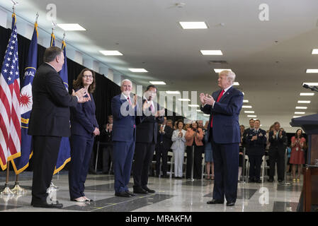 WASHINGTON, DC - IN DER WOCHE VOM 21. MAI: Präsident Donald J. Trumpf, verbunden von Vice President Mike Pence und US-Staatssekretär Mike Pompeo, nimmt die Vereidigung der neuen CIA-Direktor Gina Haspel, Montag, 21. Mai 2018, im CIA-Hauptquartier in McLean, VA Personen: Präsident Donald Trump, Vice President Mike Pence Stockfoto