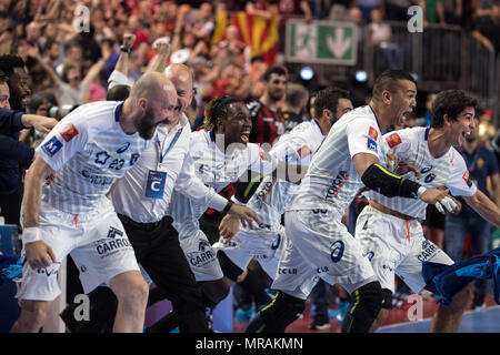 26. Mai 2018, Deutschland, Köln: Handball, Champions League, Vardar Skopje vs Montpellier HB, Halbfinale in der Lanxess Arena. Montpellier Spieler feiern ihren Sieg. Foto: Federico Gambarini/dpa Stockfoto