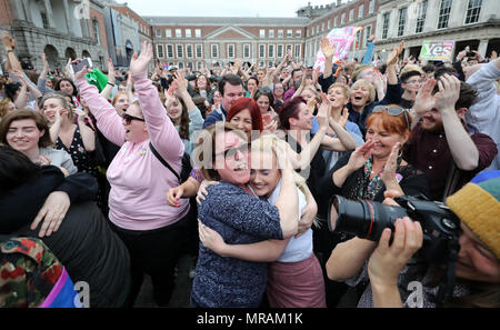 Dublin, Irland. 26. Mai 2018. Jubilant Szenen an das Ergebnis des Referendums in Dublin Castle dieser Abend, wie Irland hebt die Acht Änderung der Verfassung, die das Leben der Ungeborenen mit dem Leben der Mutter gleichgesetzt hatte. Credit: Laura Hutton/Alamy Leben Nachrichten. Stockfoto