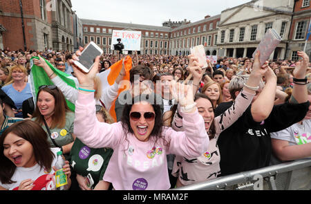 Dublin, Irland. 26. Mai 2018. Jubilant Szenen an das Ergebnis des Referendums in Dublin Castle dieser Abend, wie Irland hebt die Acht Änderung der Verfassung, die das Leben der Ungeborenen mit dem Leben der Mutter gleichgesetzt hatte. Credit: Laura Hutton/Alamy Leben Nachrichten. Stockfoto