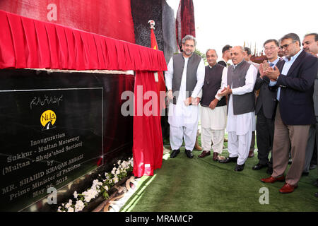 Multan, Pakistan. 26 Mai, 2018. Der pakistanische Premierminister Shahid Khaqan Abbasi (1. L) nimmt an der Eröffnung des ersten Abschnitts der Autobahn Multan-Sukkur in Multan, Pakistan, 26. Mai 2018. Shahid Khaqan Abbasi am Samstag der erste Abschnitt der 392-km-Autobahn Multan-Sukkur eingeweiht, die größten Transport Infrastruktur Projekt unter dem China-Pakistan ökonomischen Flur (CPEC) in Multan im Osten des Landes in der Provinz Punjab. Credit: Ahmad Kamal/Xinhua/Alamy leben Nachrichten Stockfoto