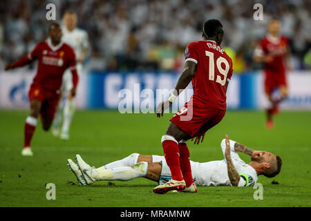 Kiew Olympiastadion, Kiew, Ukraine. 26 Mai, 2018. Finale der UEFA Champions League Real Madrid gegen Liverpool; Sadio Manné von Liverpool ist von Sergio Ramos von Real Madrid von ihm das Gesicht Credit beschuldigt: Aktion plus Sport/Alamy leben Nachrichten Stockfoto