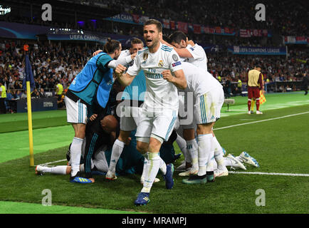26. Mai 2018, in der Ukraine, Kiew: Fussball, Champions League Real Madrid gegen FC Liverpool, Finale der Olimpiyskiy National Sports Complex. Madrids Karim Benzema (abgedeckt) feiert seine 1-0 Ziel mit Teamkollegen. Madrids Nacho feiert in der Front. Foto: Ina Faßbender/dpa Quelle: dpa Picture alliance/Alamy leben Nachrichten Stockfoto