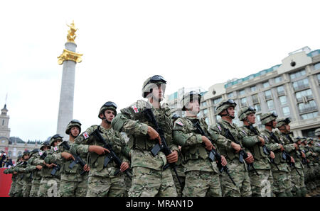 Tiflis, Georgien. 26 Mai, 2018. Georgische Soldaten beteiligen sich an der Parade Tag der Unabhängigkeit in der Platz der Freiheit in Tiflis, der Hauptstadt Georgiens am 26. Mai 2018 zu feiern. Georgien am Samstag feierte Tag der Unabhängigkeit und der 100. Jahrestag der Gründung der ersten demokratischen Republik Georgien im Jahr 1918. Credit: Kulumbegashvili Tamuna/Xinhua/Alamy leben Nachrichten Stockfoto