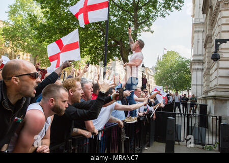 London UK 26 Mai 2018 Rechtsextreme fans Protest außerhalb der Downing Street anspruchsvolle Version von Tommy Robinson, die für den Bruch des Friedens vor einem Gericht in Leeds am 25. Mai wegen des Verdachts auf Verstoß gegen den Frieden festgehalten wurde. Credit: Thabo Jaiyesimi/Alamy leben Nachrichten Stockfoto