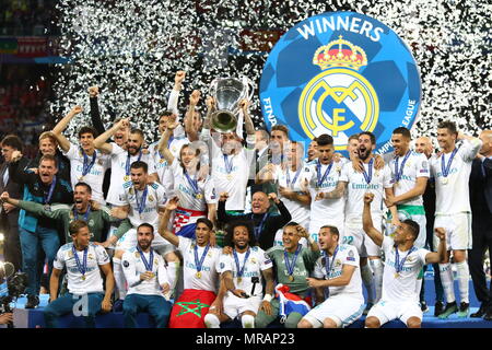 Kiew, Ukraine. 26 Mai, 2018. Real Madrid Spieler feiern ihren Gewinn der UEFA Champions League 2018 nach dem letzten Spiel gegen Liverpool bei NSC Olimpiyskiy Stadion in Kiew, Ukraine. Credit: Oleksandr Prykhodko/Alamy leben Nachrichten Stockfoto