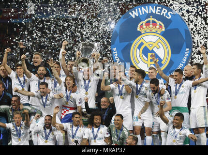 Kiew, Ukraine. 26 Mai, 2018. Real Madrid Spieler feiern mit der Trophäe, nachdem er das Finale der UEFA Champions League Fußball Spiel Real Madrid gegen FC Liverpool, an der NSC Olimpiyskiy Stadion in Kiew am 26. Mai 2018. Credit: Serg Glovny/ZUMA Draht/Alamy leben Nachrichten Stockfoto