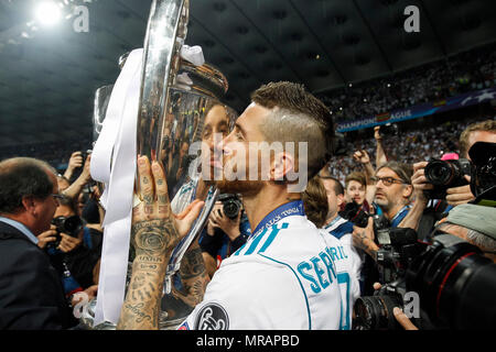 Kiew, Ukraine. 26 Mai, 2018. Sergio Ramos von Real Madrid küßt die Trophäe, nachdem das Finale der UEFA Champions League Spiel zwischen Real Madrid und Liverpool an olimpiyskiy National Sports Complex am 26. Mai 2018 in Kiew, Ukraine. (Foto von Daniel Chesterton/phcimages.com) Credit: PHC Images/Alamy leben Nachrichten Stockfoto