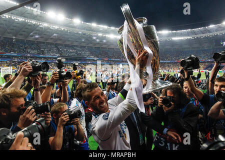 Kiew, Ukraine. 26 Mai, 2018. Sergio Ramos von Real Madrid feiert mit der Trophäe, nachdem das Finale der UEFA Champions League Spiel zwischen Real Madrid und Liverpool an olimpiyskiy National Sports Complex am 26. Mai 2018 in Kiew, Ukraine. (Foto von Daniel Chesterton/phcimages.com) Credit: PHC Images/Alamy leben Nachrichten Stockfoto