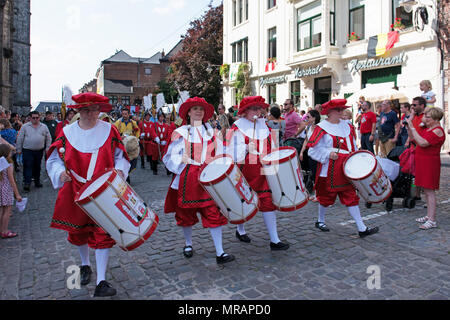 Mons, Belgien. 26. Mai 2018. Bürgermeister von Msgr. Elio Di Rupo beteiligt sich an der Zeremonie der Descente der Schrein des Heiligen Waltrude im Rahmen der Ducasse von Mons Festival am 26. Mai 2018 in Mons, Belgien Quelle: Skyfish/Alamy leben Nachrichten Stockfoto