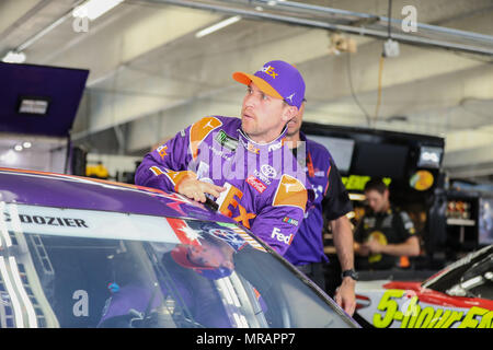 26. Mai 2018: Monster Energy NASCAR Cup Series Treiber Denny Hamlin (11) steigt in sein Auto für Coca-Cola 600 Praxis. Concord, NC Jonathan Huff/CSM Credit: Cal Sport Media/Alamy leben Nachrichten Stockfoto