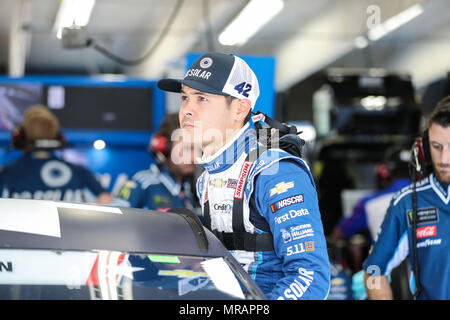 26. Mai 2018: Monster Energy NASCAR Cup Series Treiber Kyle Larson (42) steigt in sein Auto für Coca-Cola 600 Praxis. Concord, NC Jonathan Huff/CSM Credit: Cal Sport Media/Alamy leben Nachrichten Stockfoto