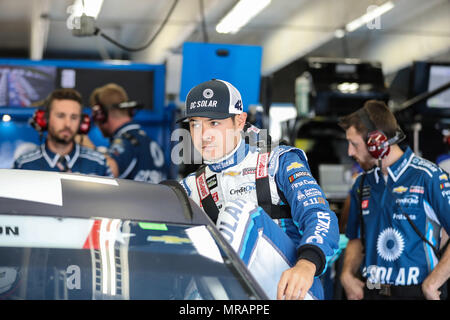 26. Mai 2018: Monster Energy NASCAR Cup Series Treiber Kyle Larson (42) steigt in sein Auto für Coca-Cola 600 Praxis. Concord, NC Jonathan Huff/CSM Credit: Cal Sport Media/Alamy leben Nachrichten Stockfoto