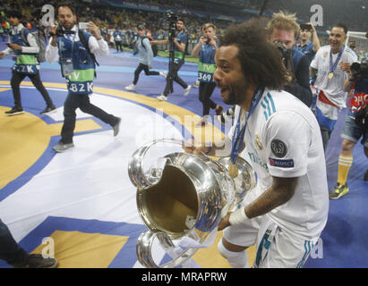 Kiew, Ukraine. 27. Mai, 2018. MARCELO Real Madrid feiert mit der Trophäe, nachdem er das Finale der UEFA Champions League Fußball Spiel Real Madrid FC Liverpool, an der NSC Olimpiyskiy Stadion in Kiew am 26. Mai 2018 vs. Credit: Serg Glovny/ZUMA Draht/Alamy leben Nachrichten Stockfoto