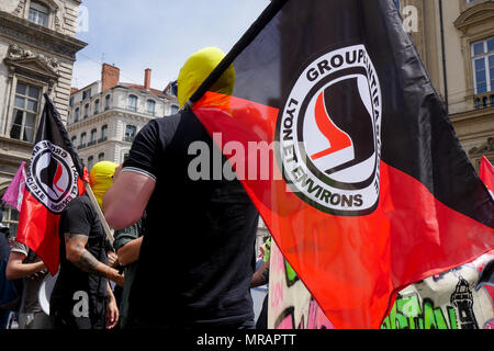 Lyon, Frankreich, 26. Mai 2018: Anarchisten und antifaschistischen Aktivisten, unterstützt durch die Mitglieder der Linken orgaanizations, sind in Lyon (Zentral-ost-Frankreich), am 26. Mai 2018 gesehen, als sie im März für die Schließung des Sozialen Bastion zu bitten - in französischer Sprache: Le Bastion Sozial - ein Platz besetzt von Rechten Aktivisten von Lyon, unter ihnen Mitglieder der GUD (Union und Verteidigung Gruppe) und der Generation der Identitätsproblematik (Identität Generation). Credit: Serge Mouraret/Alamy Leben Nachrichten. Stockfoto