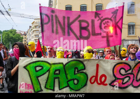 Lyon, Frankreich, 26. Mai 2018: Anarchisten und antifaschistischen Aktivisten, unterstützt durch die Mitglieder der Linken orgaanizations, sind in Lyon (Zentral-ost-Frankreich), am 26. Mai 2018 gesehen, als sie im März für die Schließung des Sozialen Bastion zu bitten - in französischer Sprache: Le Bastion Sozial - ein Platz besetzt von Rechten Aktivisten von Lyon, unter ihnen Mitglieder der GUD (Union und Verteidigung Gruppe) und der Generation der Identitätsproblematik (Identität Generation). Credit: Serge Mouraret/Alamy Leben Nachrichten. Stockfoto