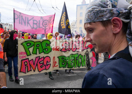 Lyon, Frankreich, 26. Mai 2018: Anarchisten und antifaschistischen Aktivisten, unterstützt durch die Mitglieder der Linken orgaanizations, sind in Lyon (Zentral-ost-Frankreich), am 26. Mai 2018 gesehen, als sie im März für die Schließung des Sozialen Bastion zu bitten - in französischer Sprache: Le Bastion Sozial - ein Platz besetzt von Rechten Aktivisten von Lyon, unter ihnen Mitglieder der GUD (Union und Verteidigung Gruppe) und der Generation der Identitätsproblematik (Identität Generation). Credit: Serge Mouraret/Alamy Leben Nachrichten. Stockfoto