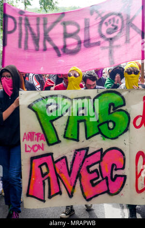 Lyon, Frankreich, 26. Mai 2018: Anarchisten und antifaschistischen Aktivisten, unterstützt durch die Mitglieder der Linken orgaanizations, sind in Lyon (Zentral-ost-Frankreich), am 26. Mai 2018 gesehen, als sie im März für die Schließung des Sozialen Bastion zu bitten - in französischer Sprache: Le Bastion Sozial - ein Platz besetzt von Rechten Aktivisten von Lyon, unter ihnen Mitglieder der GUD (Union und Verteidigung Gruppe) und der Generation der Identitätsproblematik (Identität Generation). Credit: Serge Mouraret/Alamy Leben Nachrichten. Stockfoto