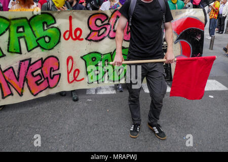 Lyon, Frankreich, 26. Mai 2018: Anarchisten und antifaschistischen Aktivisten, unterstützt durch die Mitglieder der Linken orgaanizations, sind in Lyon (Zentral-ost-Frankreich), am 26. Mai 2018 gesehen, als sie im März für die Schließung des Sozialen Bastion zu bitten - in französischer Sprache: Le Bastion Sozial - ein Platz besetzt von Rechten Aktivisten von Lyon, unter ihnen Mitglieder der GUD (Union und Verteidigung Gruppe) und der Generation der Identitätsproblematik (Identität Generation). Credit: Serge Mouraret/Alamy Leben Nachrichten. Stockfoto
