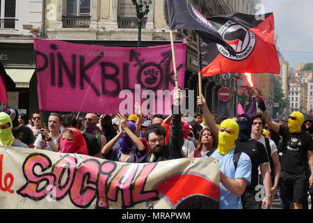 Lyon, Frankreich, 26. Mai 2018: Anarchisten und antifaschistischen Aktivisten, unterstützt durch die Mitglieder der Linken orgaanizations, sind in Lyon (Zentral-ost-Frankreich), am 26. Mai 2018 gesehen, als sie im März für die Schließung des Sozialen Bastion zu bitten - in französischer Sprache: Le Bastion Sozial - ein Platz besetzt von Rechten Aktivisten von Lyon, unter ihnen Mitglieder der GUD (Union und Verteidigung Gruppe) und der Generation der Identitätsproblematik (Identität Generation). Credit: Serge Mouraret/Alamy Leben Nachrichten. Stockfoto