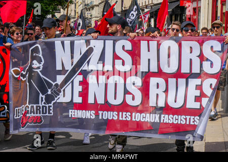 Lyon, Frankreich, 26. Mai 2018: Anarchisten und antifaschistischen Aktivisten, unterstützt durch die Mitglieder der Linken orgaanizations, sind in Lyon (Zentral-ost-Frankreich), am 26. Mai 2018 gesehen, als sie im März für die Schließung des Sozialen Bastion zu bitten - in französischer Sprache: Le Bastion Sozial - ein Platz besetzt von Rechten Aktivisten von Lyon, unter ihnen Mitglieder der GUD (Union und Verteidigung Gruppe) und der Generation der Identitätsproblematik (Identität Generation). Credit: Serge Mouraret/Alamy Leben Nachrichten. Stockfoto