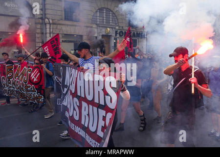 Lyon, Frankreich, 26. Mai 2018: Anarchisten und antifaschistischen Aktivisten, unterstützt durch die Mitglieder der Linken orgaanizations, sind in Lyon (Zentral-ost-Frankreich), am 26. Mai 2018 gesehen, als sie im März für die Schließung des Sozialen Bastion zu bitten - in französischer Sprache: Le Bastion Sozial - ein Platz besetzt von Rechten Aktivisten von Lyon, unter ihnen Mitglieder der GUD (Union und Verteidigung Gruppe) und der Generation der Identitätsproblematik (Identität Generation). Credit: Serge Mouraret/Alamy Leben Nachrichten. Stockfoto
